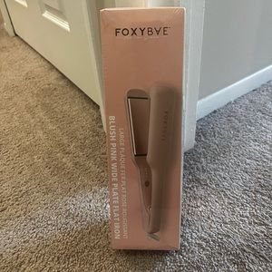 Foxybae Wide plate flat iron - new in box!